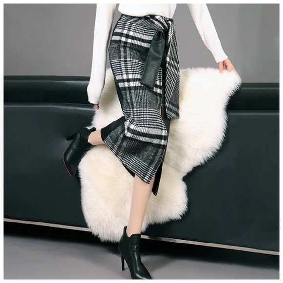 💕 The ANNLA Cashmere Blend Vegan Leather Skirt - Picture 2 of 10